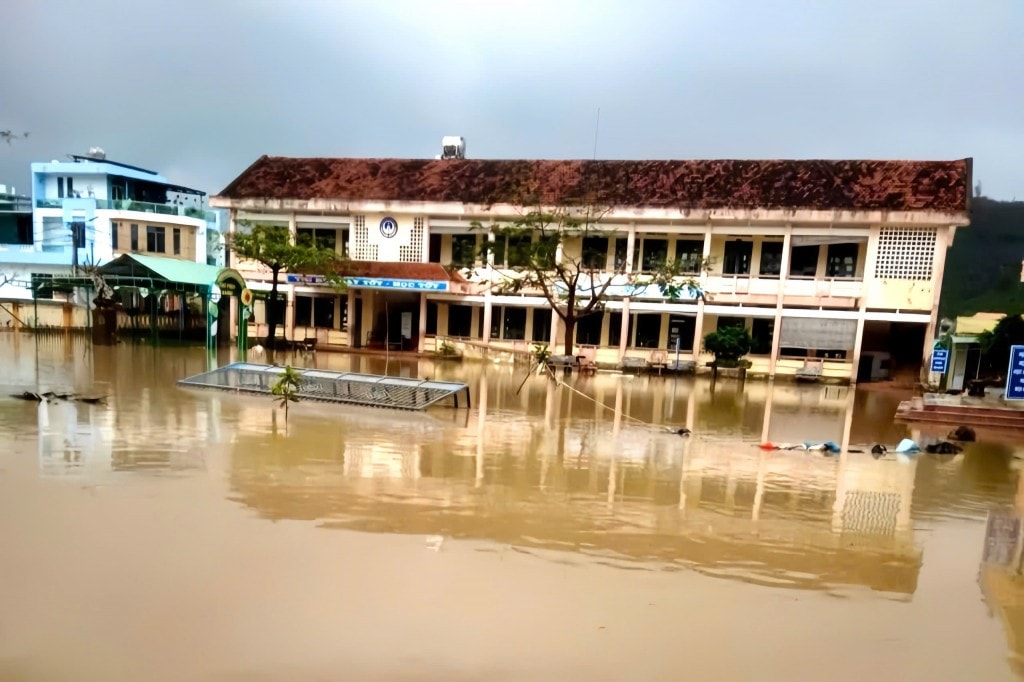 Dẫu đã ổn định tạm thời điều kiện dạy học nhưng vẫn còn nhiều hạng mục khó có thể hoàn thiện sớm