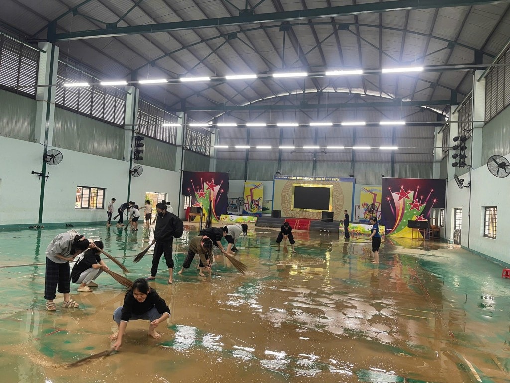 Thầy trò giữa tâm lũ cùng nhau khắc phục những tổn thất, nhanh chóng tiếp tục công tác dạy học