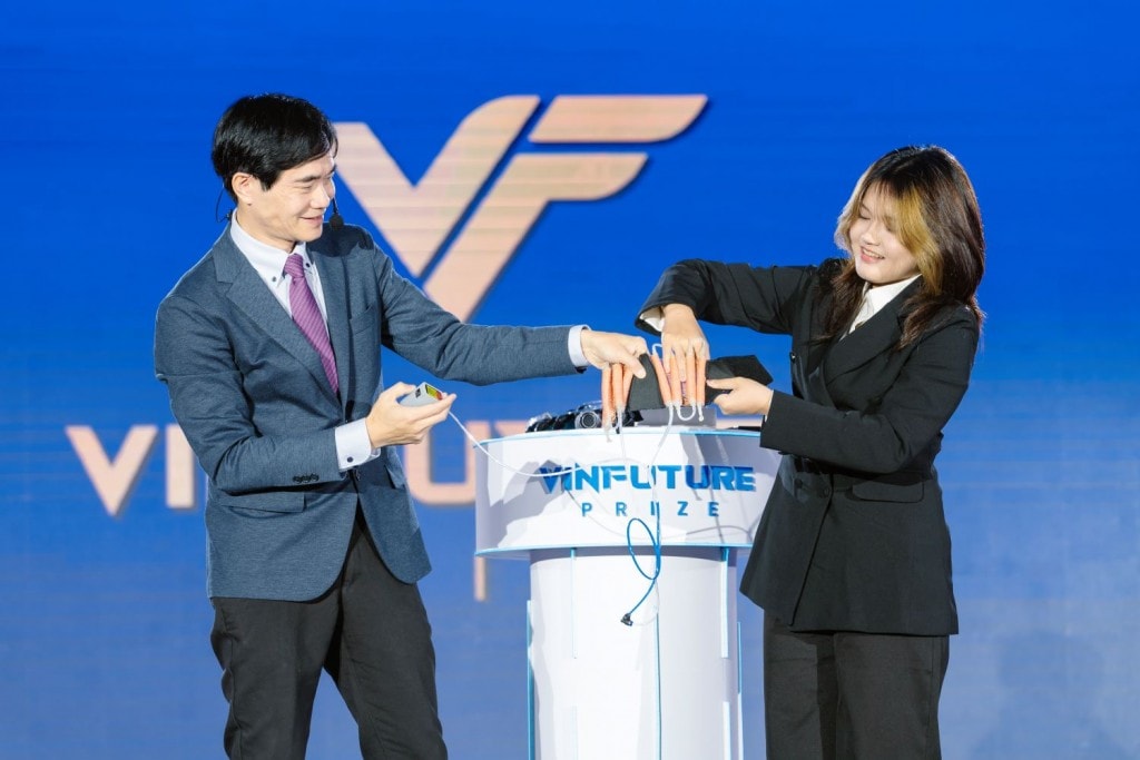 GS. Raymond Tong giới thiệu về “bàn tay hy vọng”, với mong muốn khơi dậy khả năng vận động tưởng như đã mất của con người