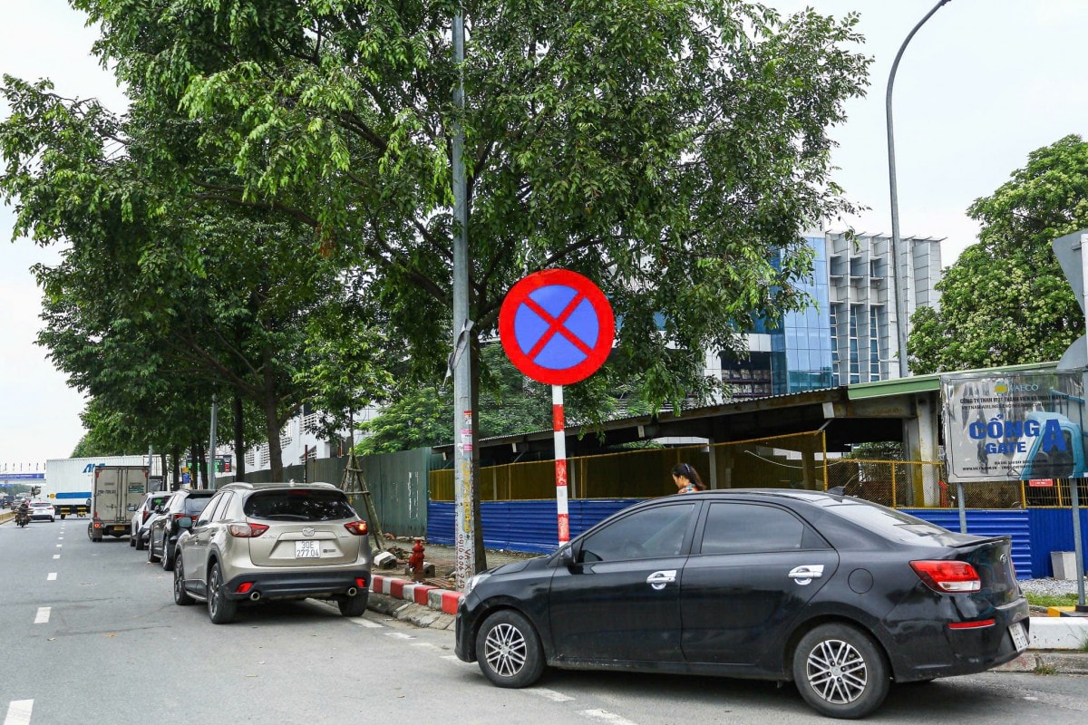 Sân bay Nội Bài: CSGT quyết liệt xử lý ô tô dừng đỗ, tài xế dùng đủ chiêu trò đối phó