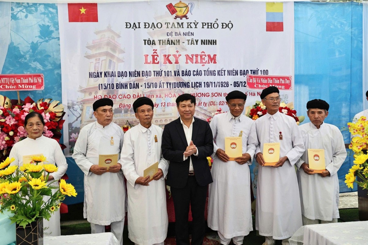 Chủ tịch Ủy ban MTTQ Việt Nam TP Hà Nội Bùi Huyền Mai thăm, chúc mừng Họ đạo Cao Đài Thủ đô Hà Nội