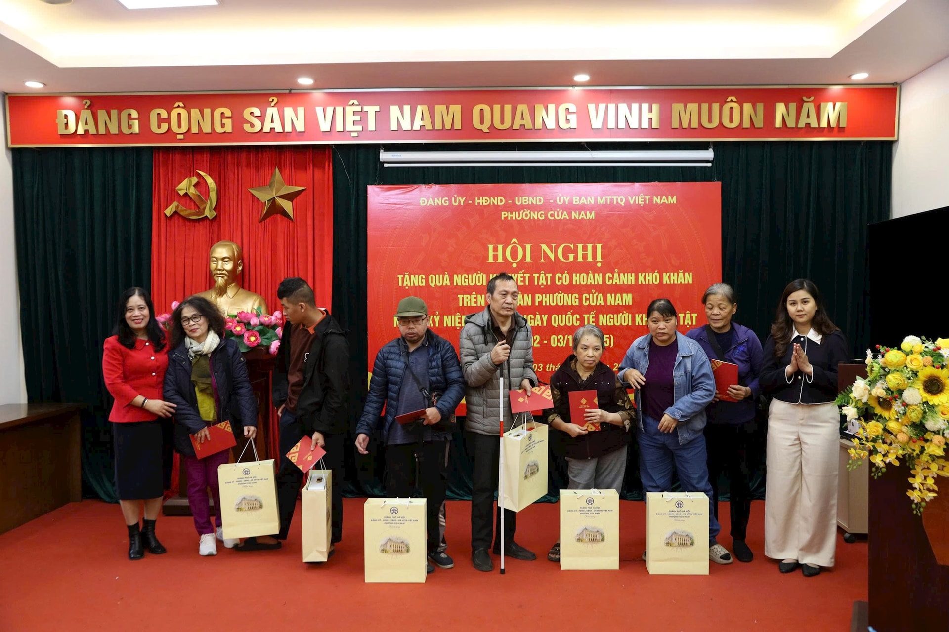 ចែកអំណោយដល់ជនពិការក្នុងកម្មវិធី។ រូបថត៖ ហង្ស ហា