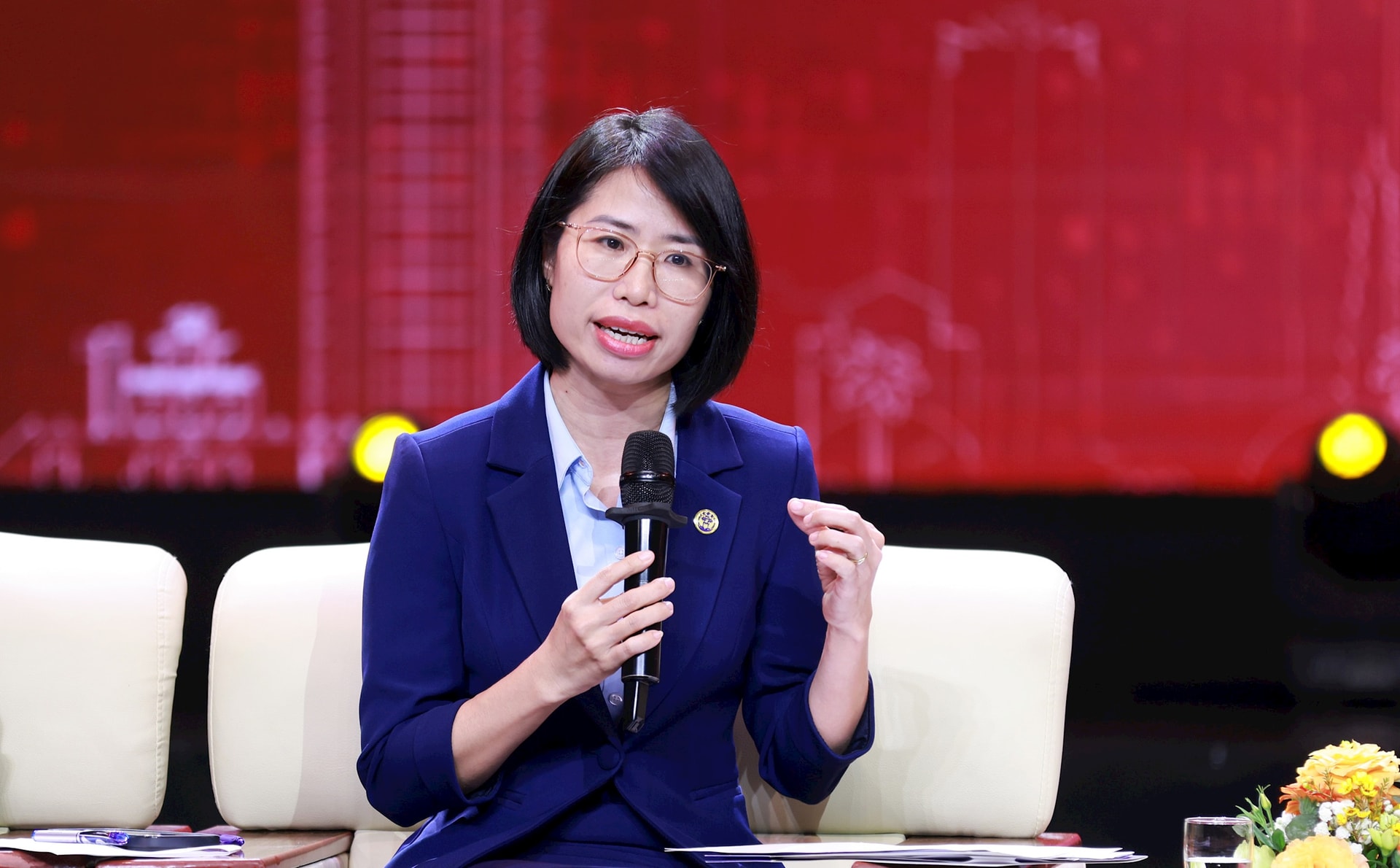 Giám đốc Chi nhánh số 6, Trung tâm PVHCC thành phố Hà Nội Phạm Thị Hồng Hải trao đổi tại hội nghị đối thoại. Ảnh: Văn Tuyến