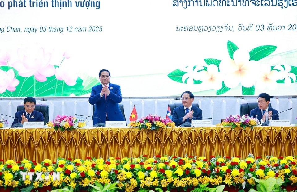 رئيس الوزراء فام مينه تشينه يحضر مؤتمر تعزيز الاستثمار بين فيتنام ولاوس في عام 2025.jpg
