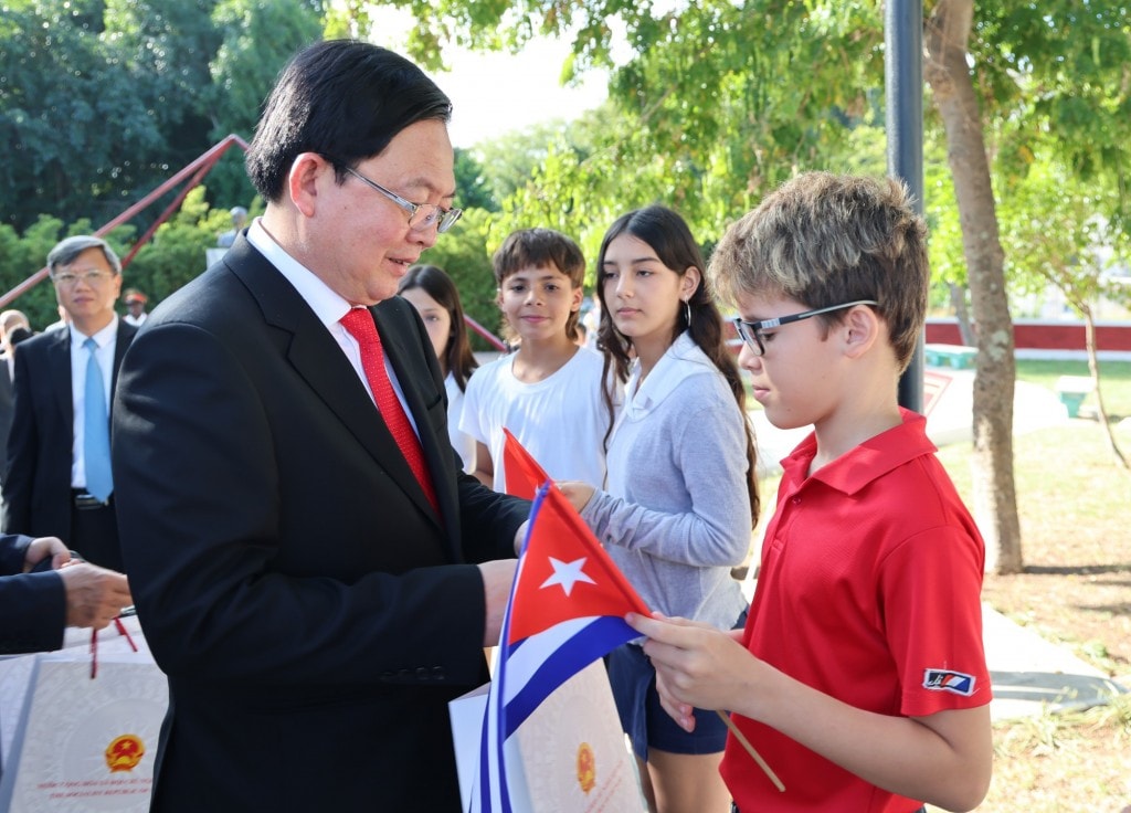 Phó Thủ tướng tặng quà cho các em thiếu nhi Cuba - Ảnh: VGP/Gia Huy