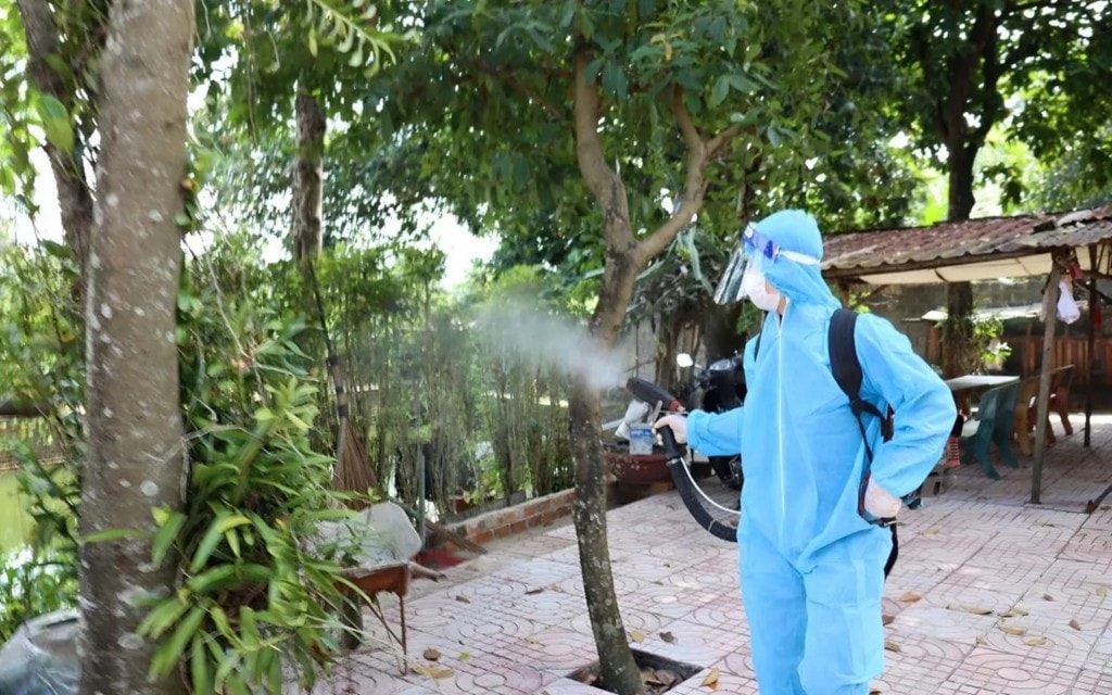 Phun thuốc phòng sốt xuất huyết