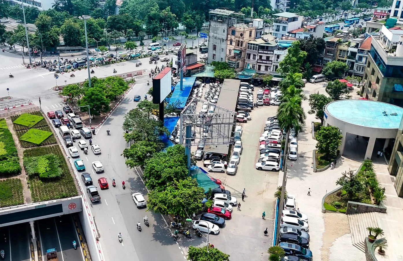 Byggarbetsplatsen framför Vietnam Airlines Corporations huvudkontor i befrielseområdet användes för att tillverka en serie laddare för elbilar. -anh-duy-minh.jpg