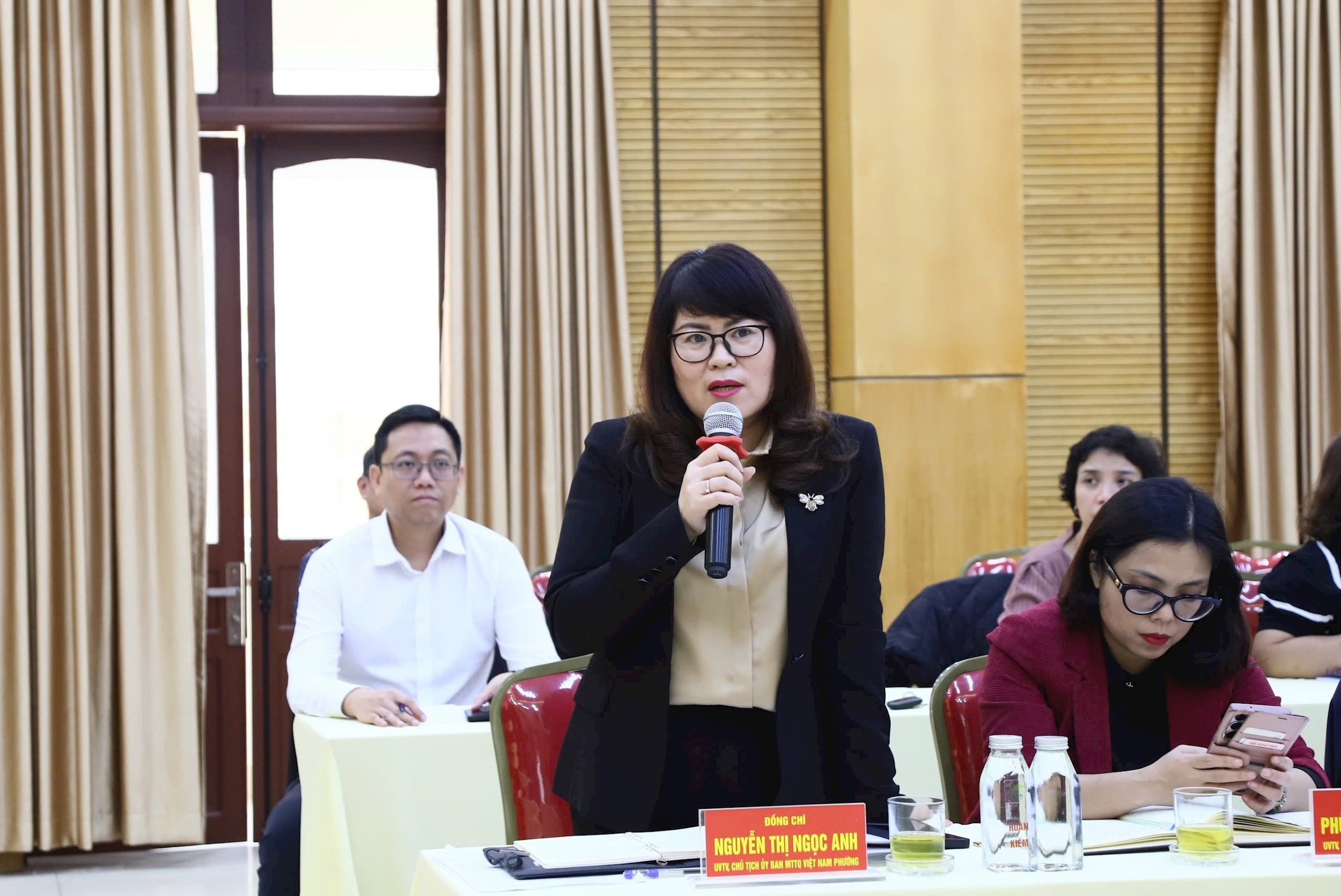 Các đại biểu đánh giá cao những kết quả thực hiện nhiệm vụ phát triển kinh tế - xã hội của phường Hoàn Kiếm trong năm 2025. Ảnh: Nguyên Anh 