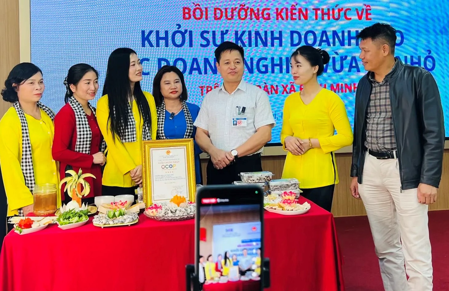 ប្រជាជន និងគ្រួសារផលិត និងអាជីវកម្មនៅក្នុងឃុំ Binh Minh អនុវត្តការលក់បន្តផ្ទាល់។-Anh-Ngoc-Anh.jpg