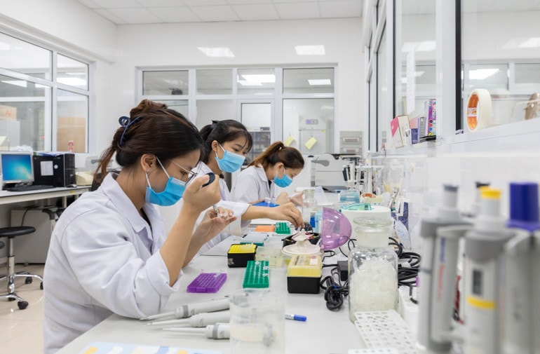 និស្សិតសាកលវិទ្យាល័យវេជ្ជសាស្ត្រហាណូយ អនុវត្តនៅមន្ទីរពិសោធន៍។ អាញ់ត្រុងហឺ.jpg