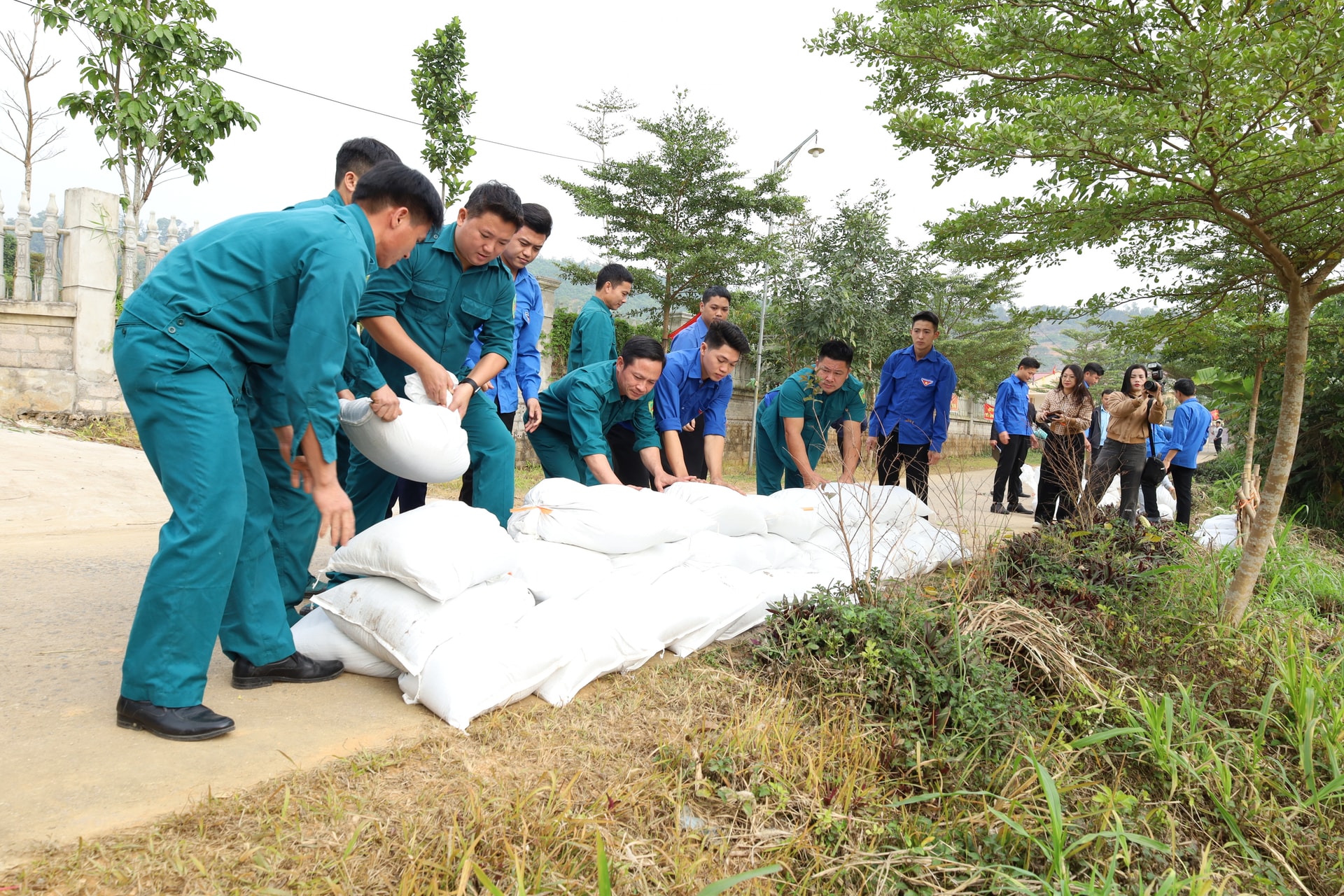 تعاملت قوة الطوارئ في بلدية ين باي مع فيضان المياه من جدول كبير عبر الطريق إلى منطقة سكنية. تصوير: كيم نهوي