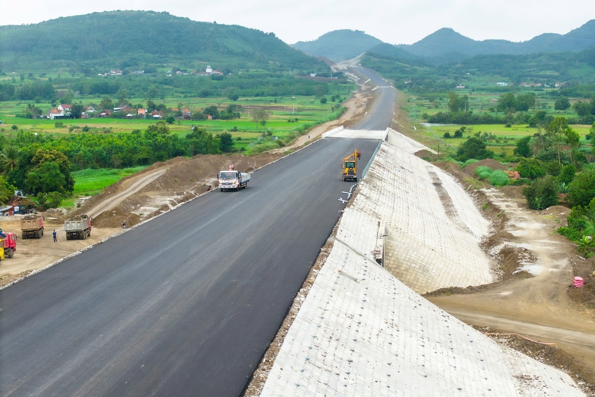 Quyết tâm đưa 4 dự án cao tốc Bắc – Nam về đích đúng kế hoạch- Ảnh 1.