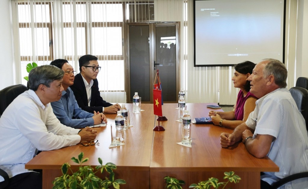 Phó Thủ tướng Hồ Quốc Dũng trao đổi với Ban quản lý Đặc khu kinh tế Mariel, Cuba - Ảnh: VGP/Gia Huy