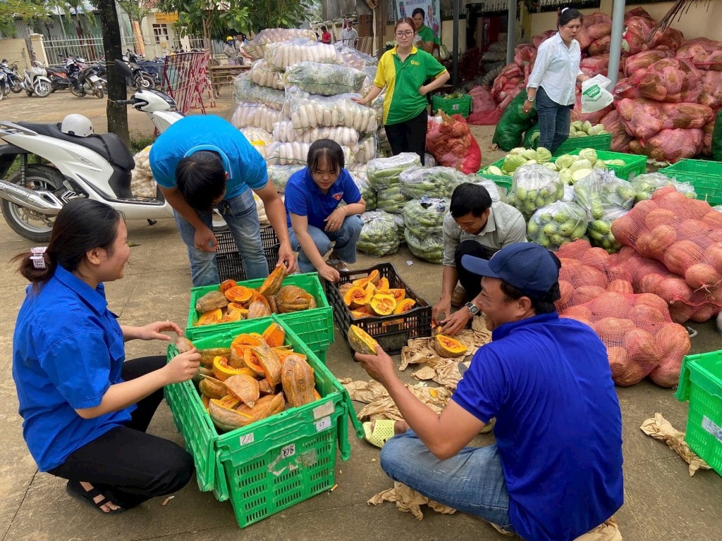 Các lực lượng tại Lâm Đồng khẩn trương phân loại, bốc xếp nông sản để kịp thời chuyển đến bà con 2 tỉnh Đắk Lắk và Khánh Hòa (Ảnh: CTV)