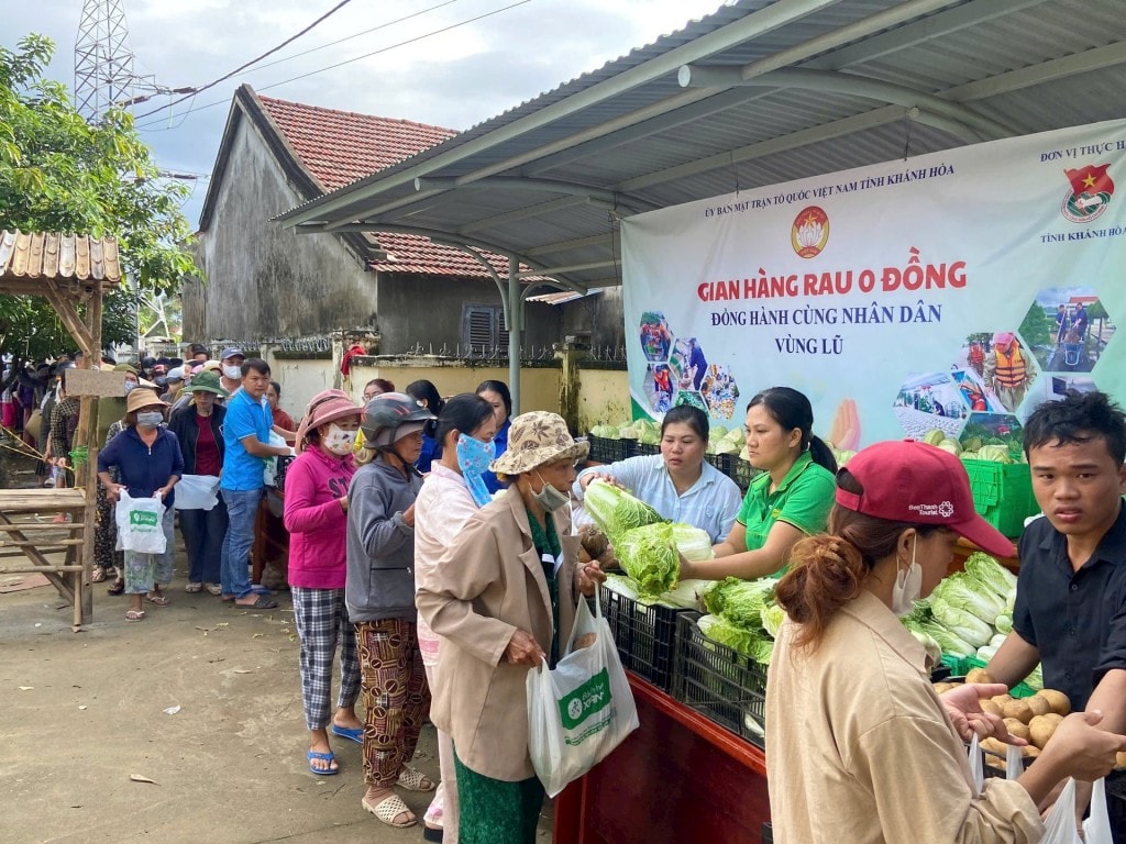 Niềm vui của người dân vùng lũ khi nhận được những món quà thiết thực, ấm áp tình người từ Lâm Đồng (Ảnh: CTV)