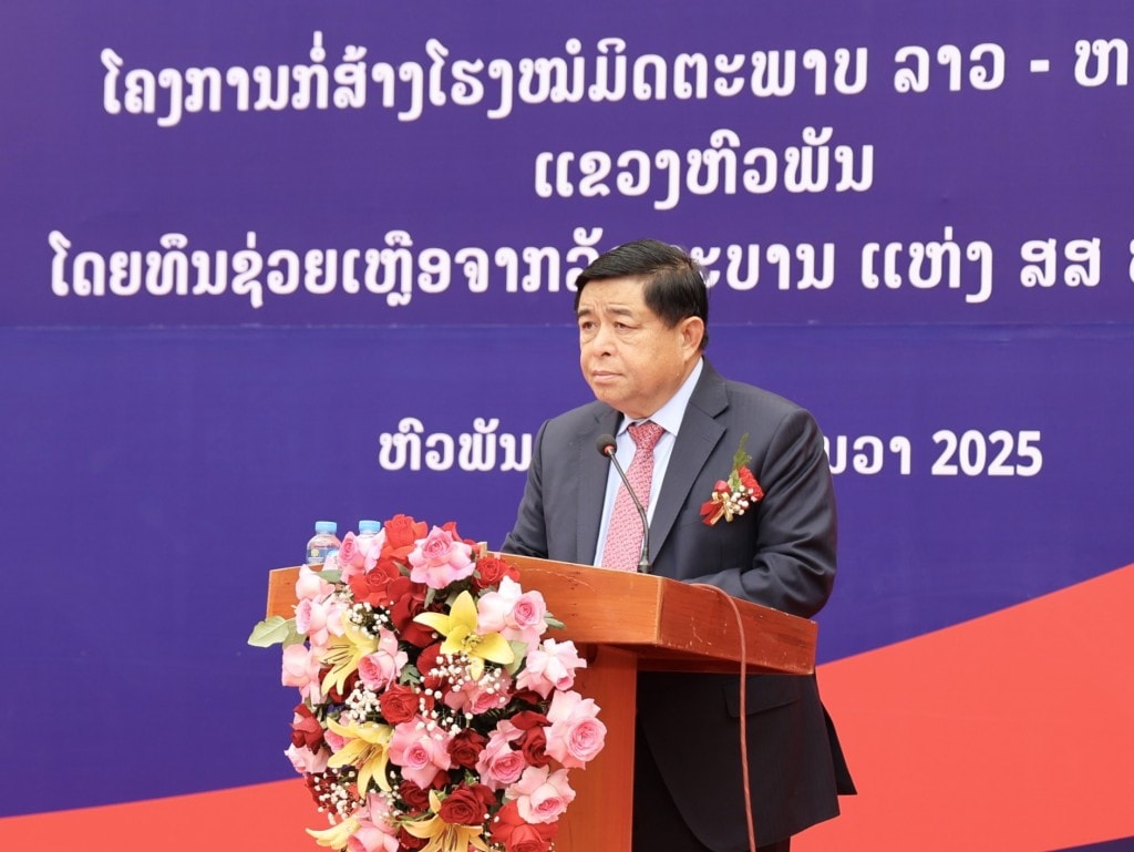 Phó Thủ tướng phát biểu tại Lễ khánh thành và bàn giao công trình Bệnh Viện Hữu nghị Lào-Việt Nam - Ảnh: VGP/Minh Ngọc