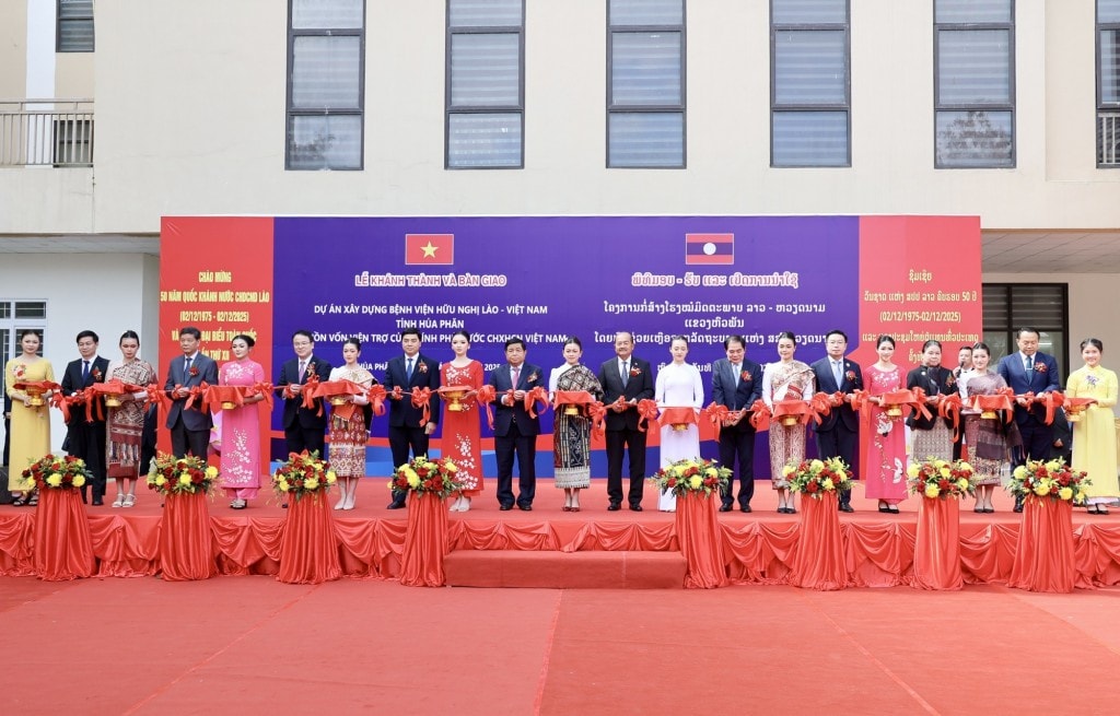 Phó Thủ tướng cùng các đại biểu cắt băng khánh thành công trình - Ảnh: VGP/Minh Ngọc