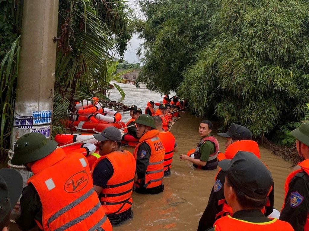 Lực lượng chức năng phối hợp đưa cano và các phương tiện cứu hộ chuyên dụng tiếp cận từng hộ dân đang bị ngập sâu (Ảnh: CA)