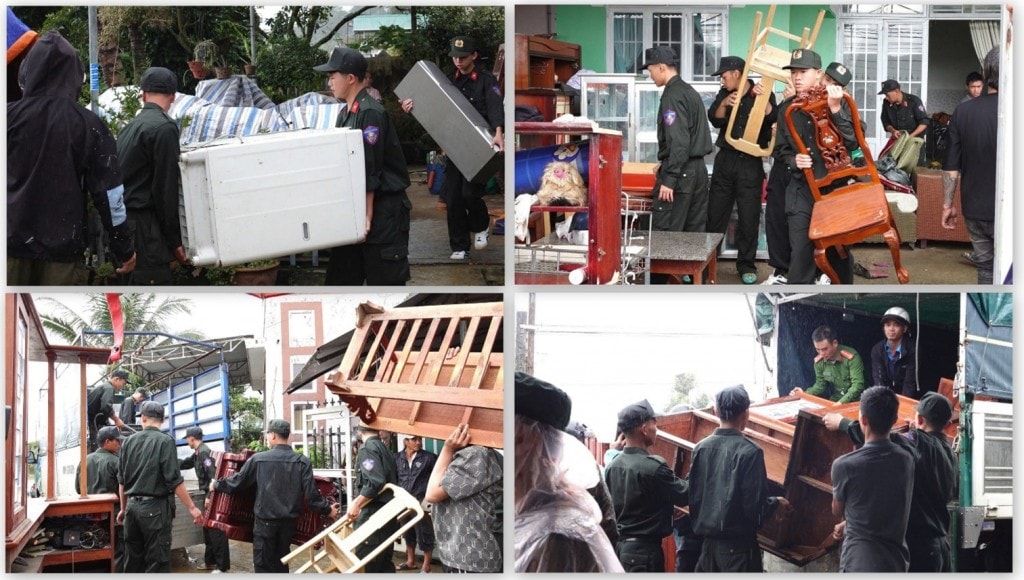 Lực lượng Cảnh sát cơ động hỗ trợ người dân sơ tán khỏi vùng nguy sạt lở (Ảnh: CA)