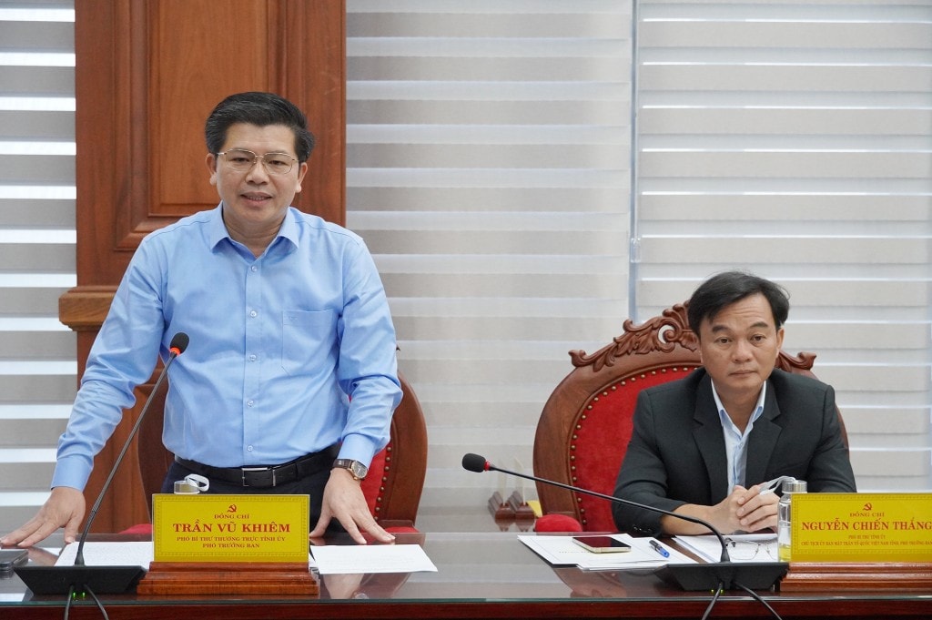 Phó Bí thư Thường trực Tỉnh ủy Quảng Trị Trần Vũ Khiêm báo cáo tại cuộc họp