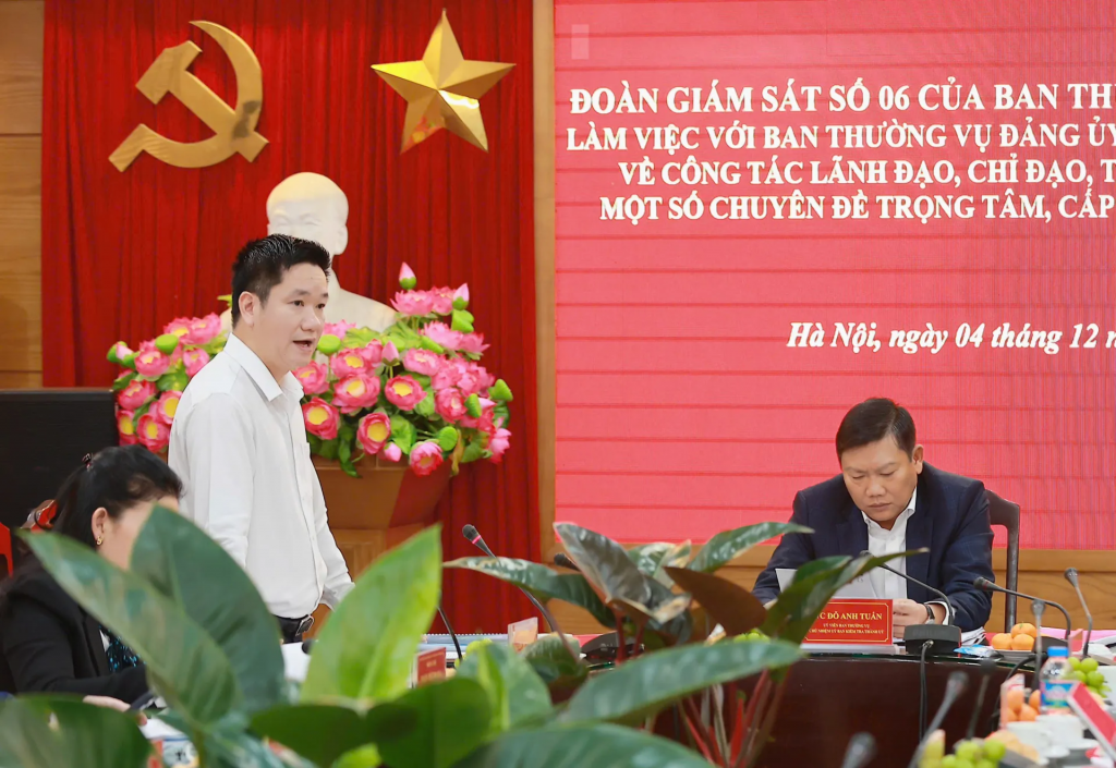 Bí thư Đảng ủy, Chủ tịch HĐND phường Thanh Xuân Nguyễn Huy Cường báo cáo tại buổi làm việc