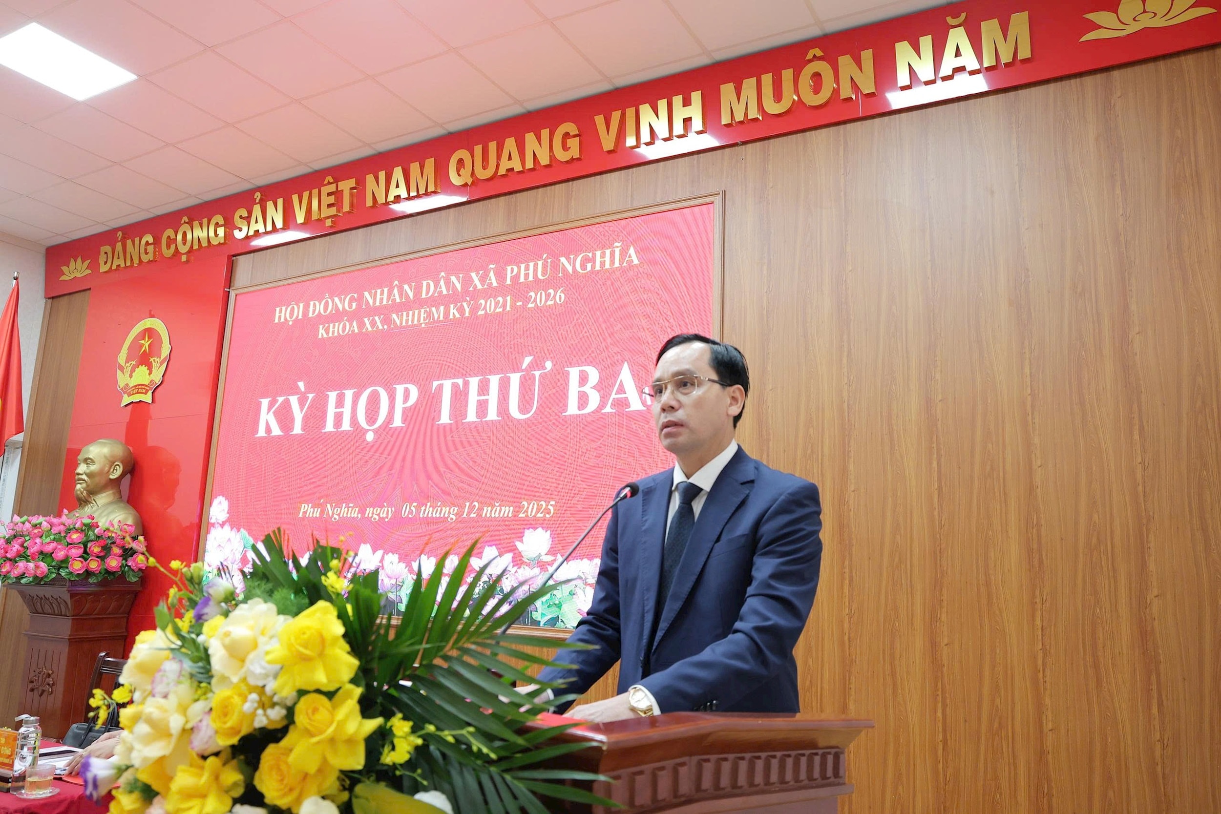Bí thư Đảng ủy, Chủ tịch HĐND xã Phú Nghĩa Trịnh Tiến Tường phát biểu chỉ đạo kỳ họp. Ảnh: Kim Thoa