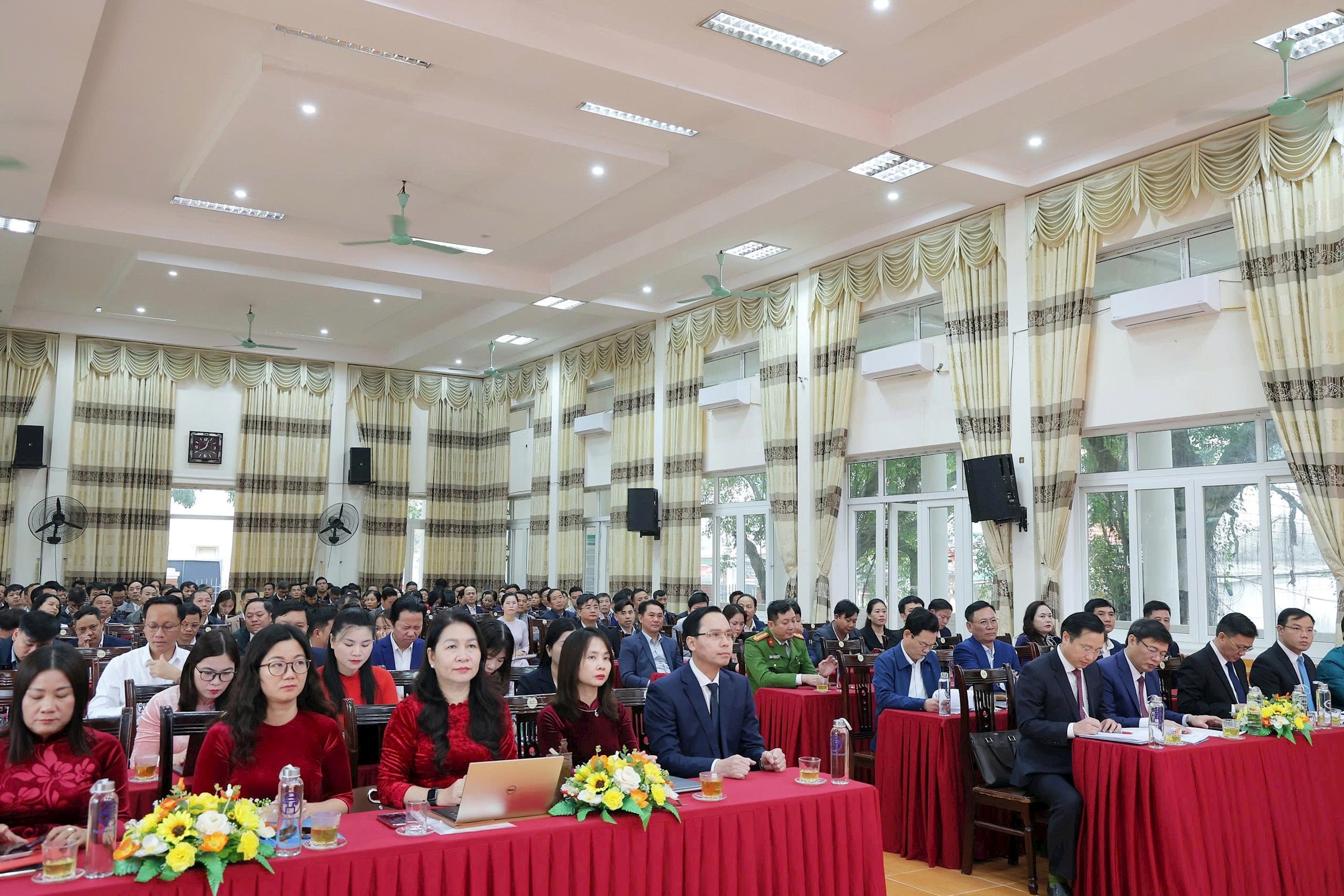 Các đại biểu HĐND xã Phú Nghĩa thảo luận thông qua nhiều nghị quyết quan trọng. Ảnh: Kim Thoa