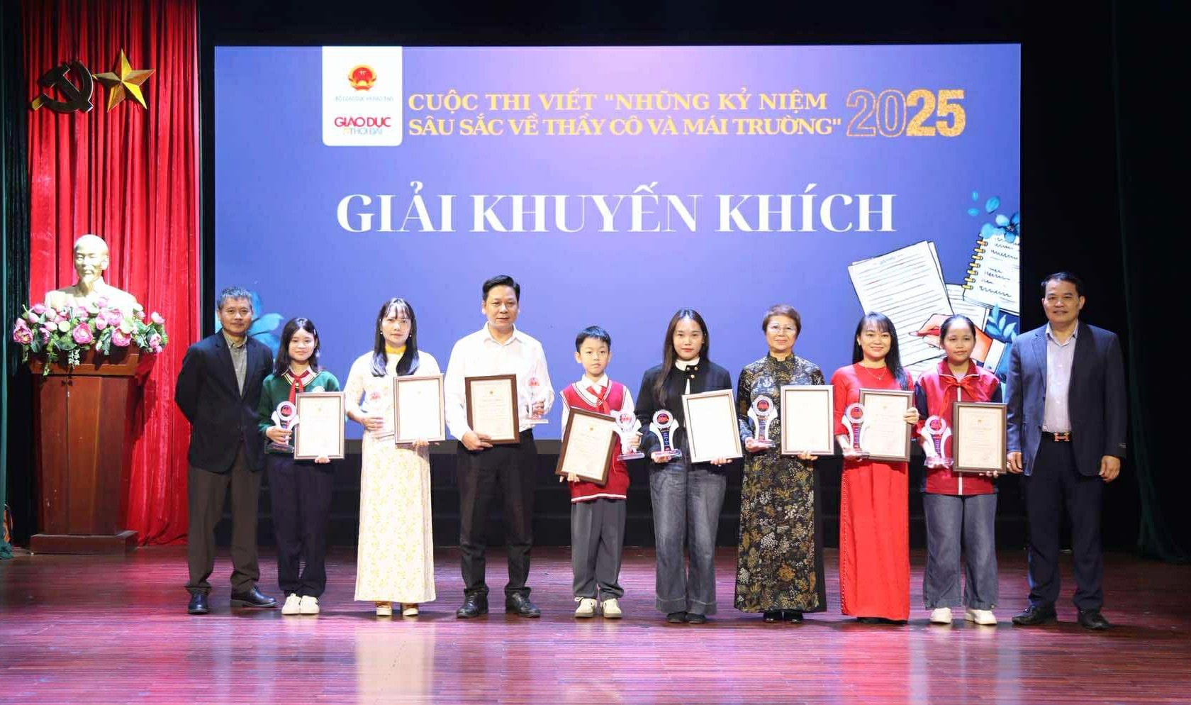 0512-trao-giai-thi-viet-thay-co-va-mai-truong-1.jpg