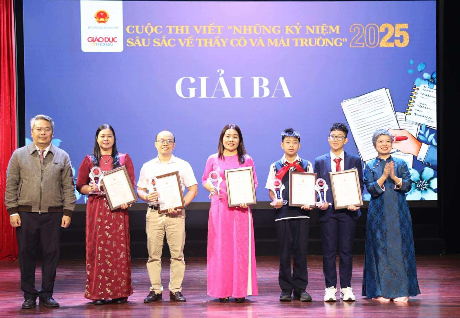 0512-trao-giai-thi-viet-thay-co-va-mai-truong-2-2.jpg