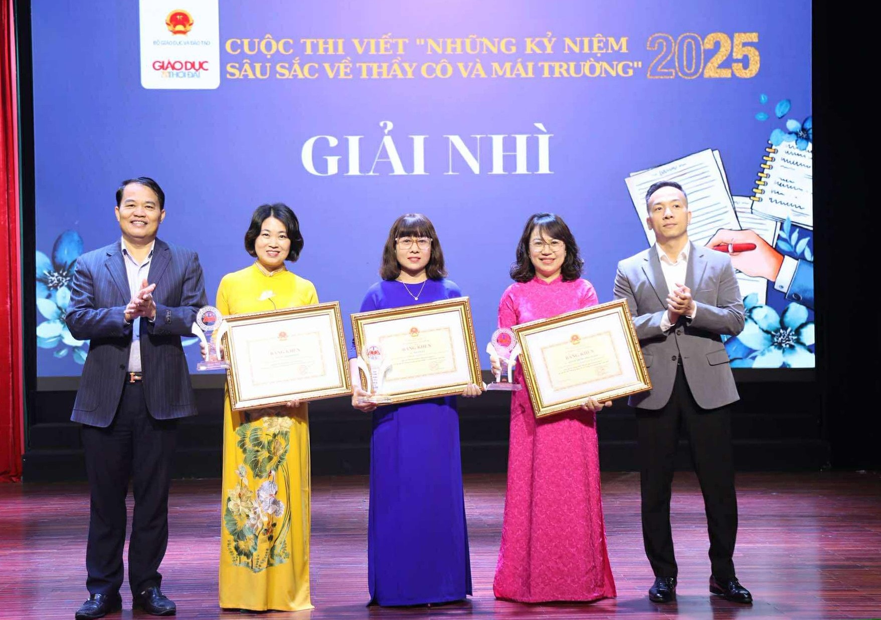 0512-trao-giai-thi-viet-thay-co-va-mai-truong-3.jpg