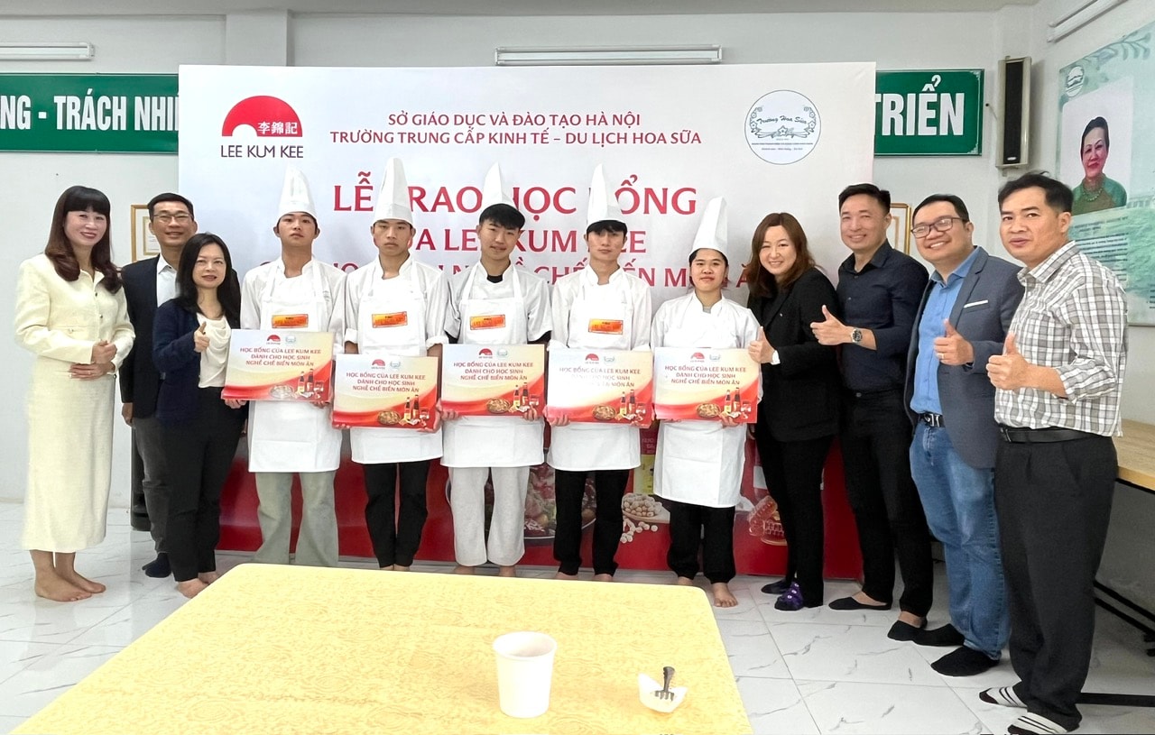 0512-truong-hoa-sua-nhan-hoc-bong-2.jpg