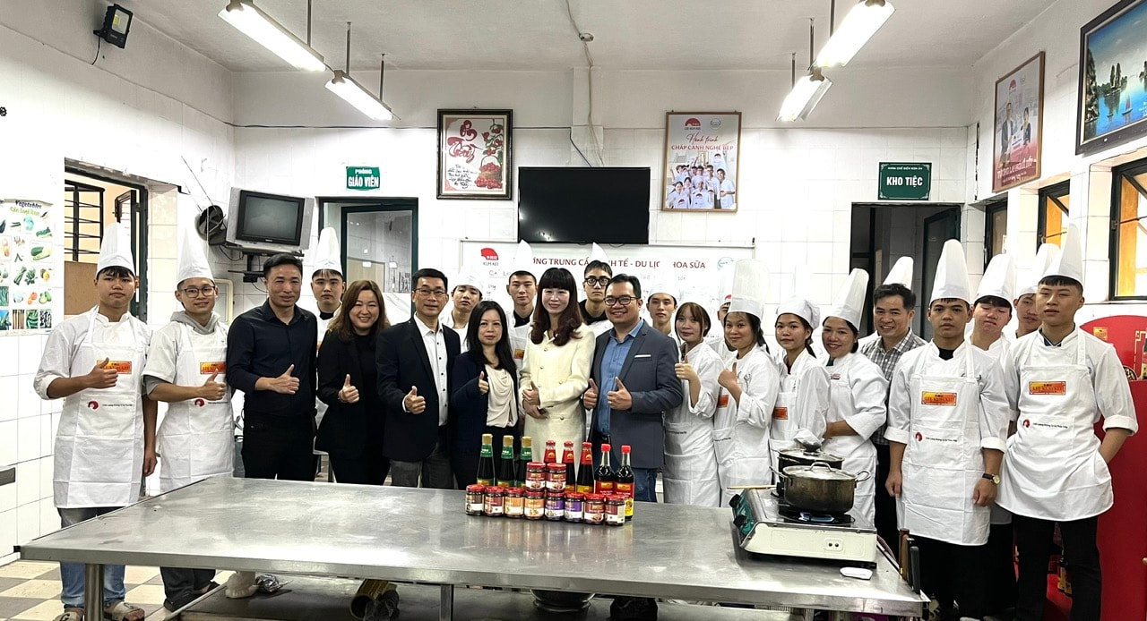 0512-truong-hoa-sua-nhan-hoc-bong-3.jpg