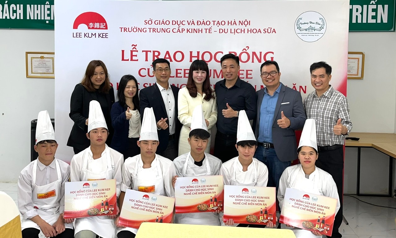 0512-truong-hoa-sua-nhan-hoc-bong.jpg