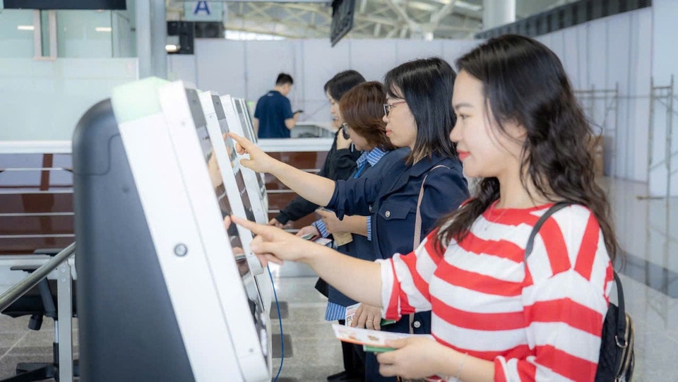Dự án mở rộng Nhà ga T2 Sân bay Nội Bài bổ sung mới 24 kiosk check-in giúp khách tự làm thủ tục không cần xếp hàng vào quầy. (Ảnh: PV/Vietnam+)