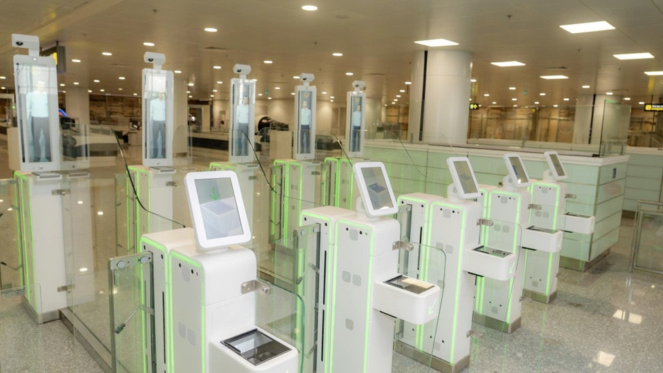 Hệ thống cửa xuất nhập cảnh tự động (Autogate) cũng được bố trí tại khu vực Công an cửa khẩu và khu vực kiểm soát thẻ lên tàu bay. (Ảnh: PV/Vietnam+)