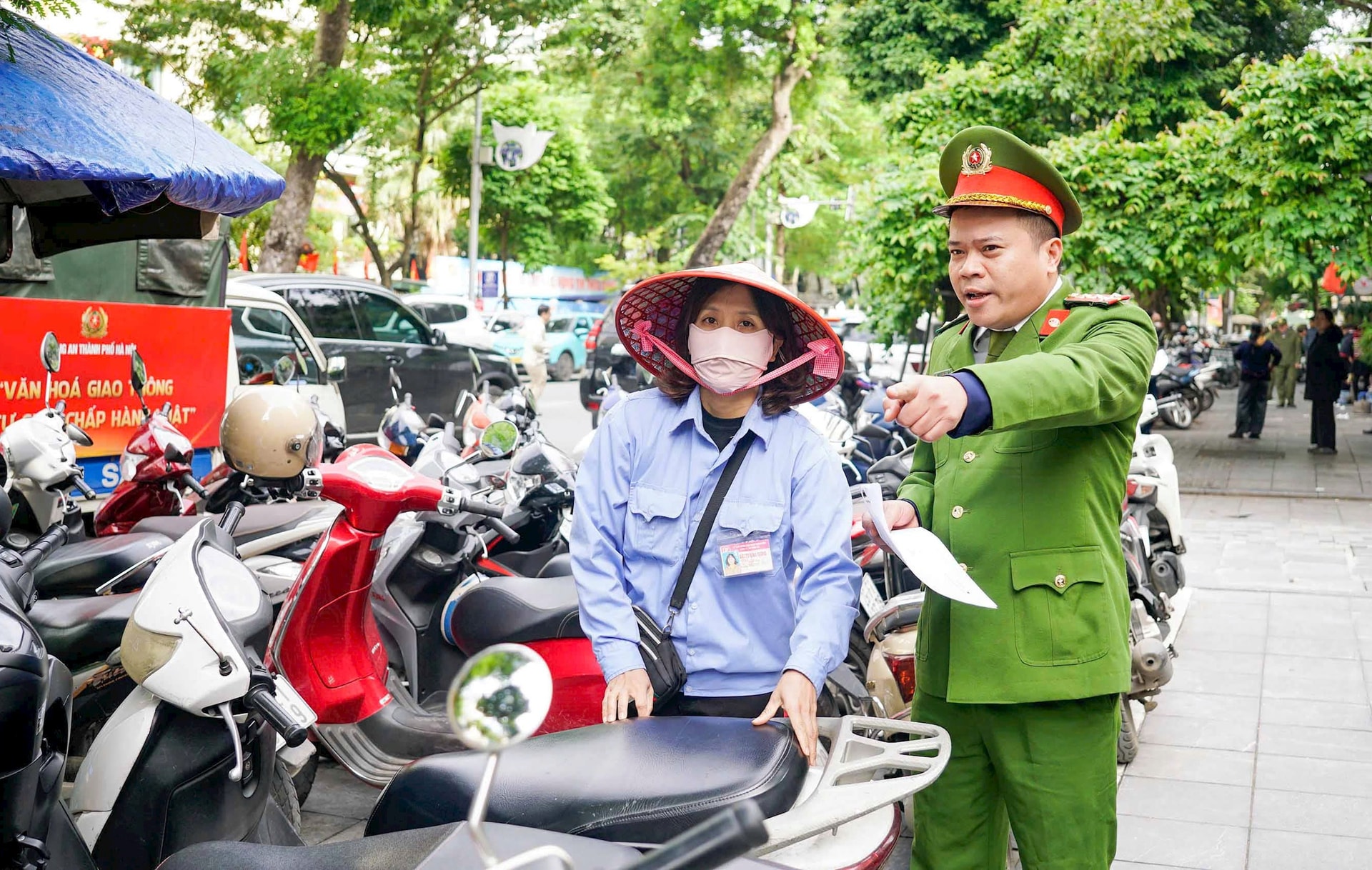 នគរបាលសង្កាត់ខាងត្បូង ណែនាំបុគ្គលិកលើចំណុចមួយ ក្នុងការចតយានយន្ត និងរៀបចំយានជំនិះ ក្នុងតំបន់ដែលមានបទប្បញ្ញត្តិ..jpg