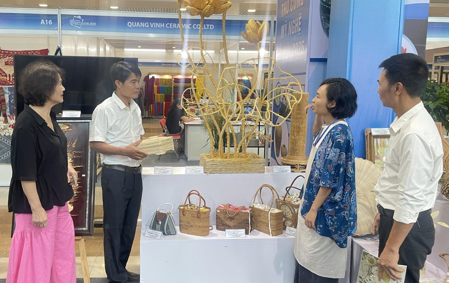 អតិថិជនស្វែងយល់អំពីផលិតផលនៅក្នុងសន្និសីទផ្តល់អំណោយសិប្បកម្មអន្តរជាតិនៅទីក្រុងហាណូយ 2025..jpg