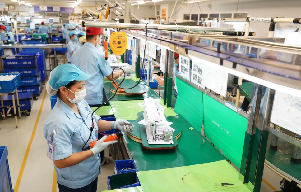 ការផលិតឧបករណ៍អេឡិចត្រូនិកនៅក្រុមហ៊ុន Rhythm Precision Vietnam Co., Ltd. Noi Bai Industrial Park, Hanoi.-Anh Nguyen Quang 2.jpg