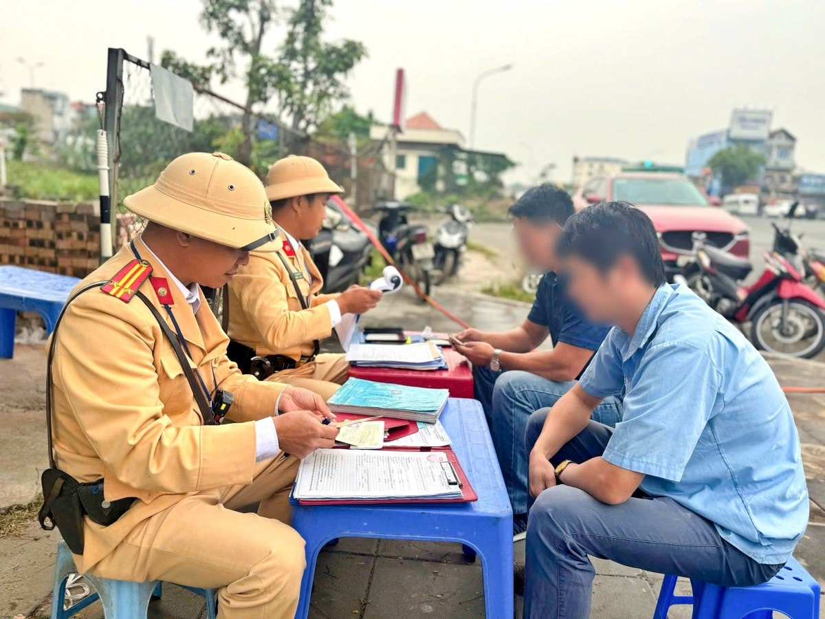 Siết chặt kiểm tra xe kinh doanh vận tải, bảo đảm an toàn giao thông cuối năm