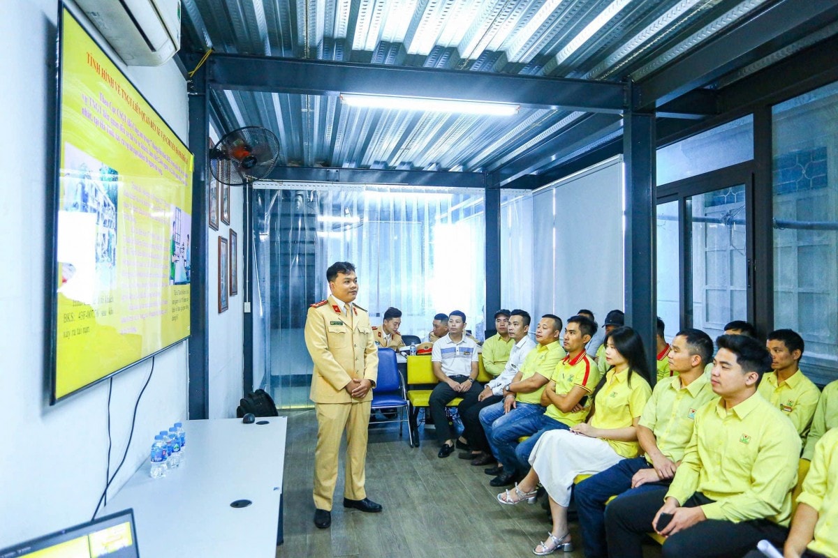 Siết chặt kiểm tra xe kinh doanh vận tải, bảo đảm an toàn giao thông cuối năm