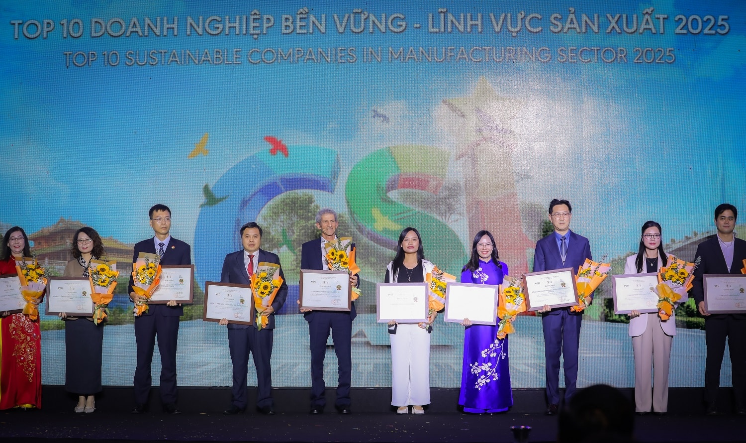ong-tal-cohen-nhan-giai.jpg