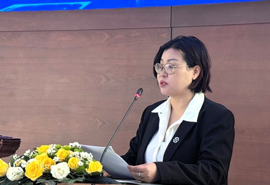 Bà Nguyễn Nam Anh, Giám đốc Phòng Quản lý niêm yết - HOSE phát biểu công bố tại buổi lễ
