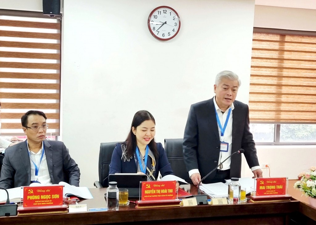 Bí thư Đảng uỷ phường Đại Mỗ Mai Trọng Thái báo cáo đoàn giám sát