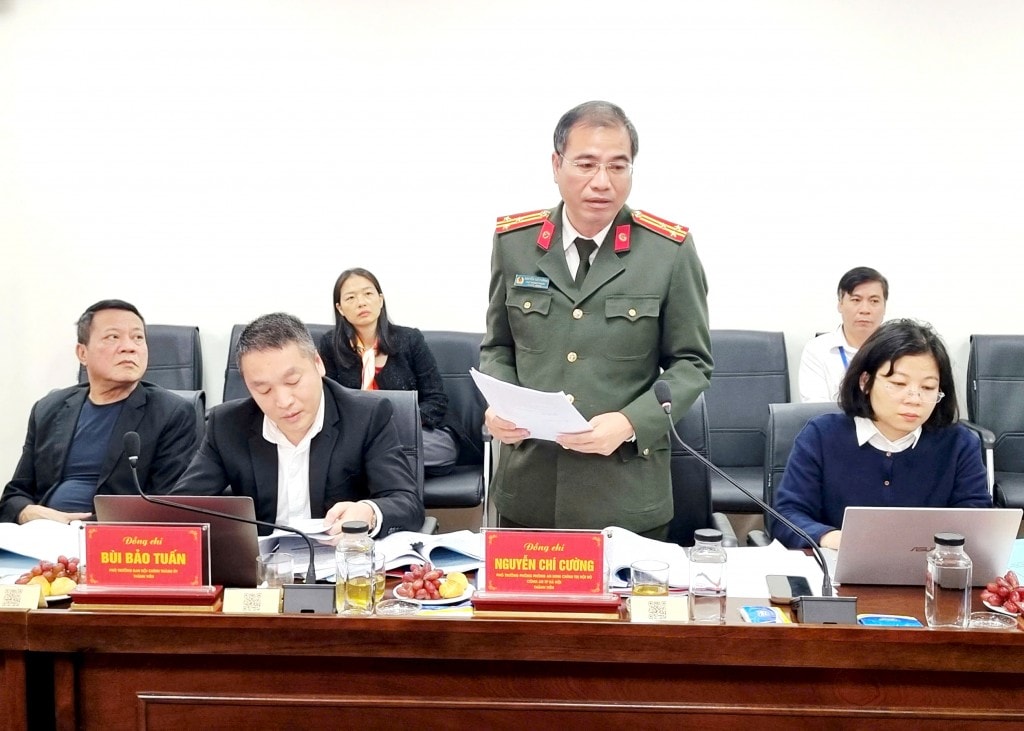 Các thành viên đoàn giám sát số 7 phát biểu góp ý vào báo cáo của phường Đại Mỗ