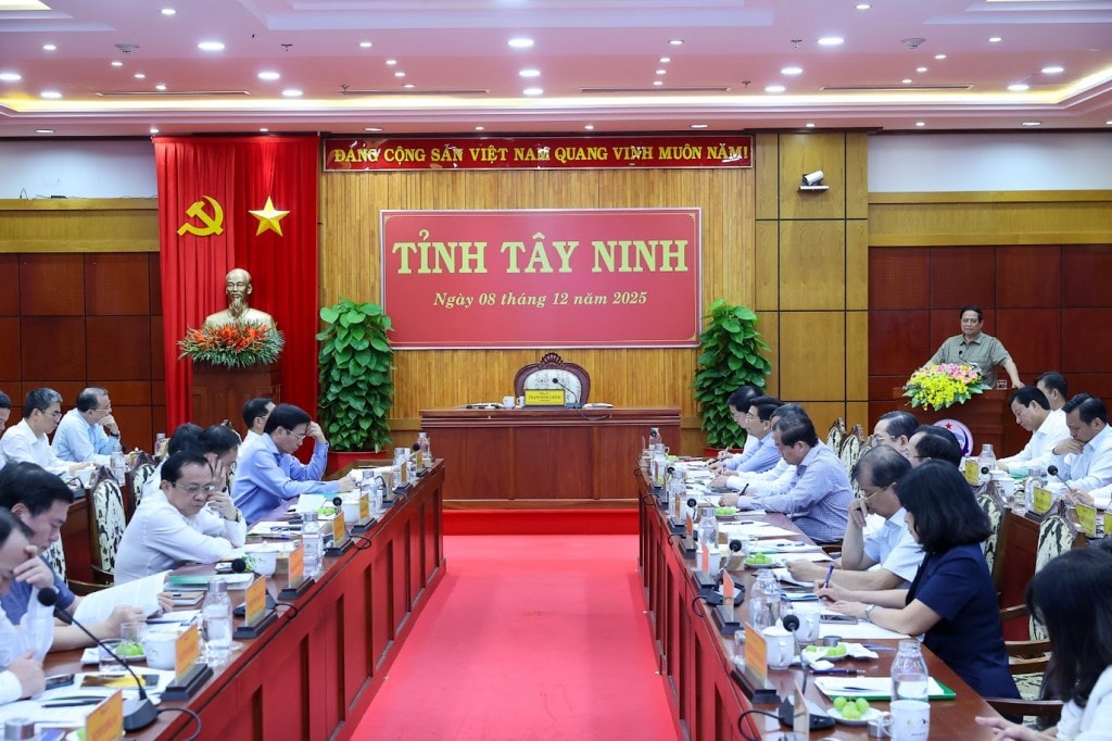 Thủ tướng lưu ý tỉnh Tây Ninh đẩy mạnh phát triển nhà ở xã hội, quan tâm người yếu thế, trẻ mồ côi, gia đình có công với cách mạng - Ảnh: VGP/Nhật Bắc