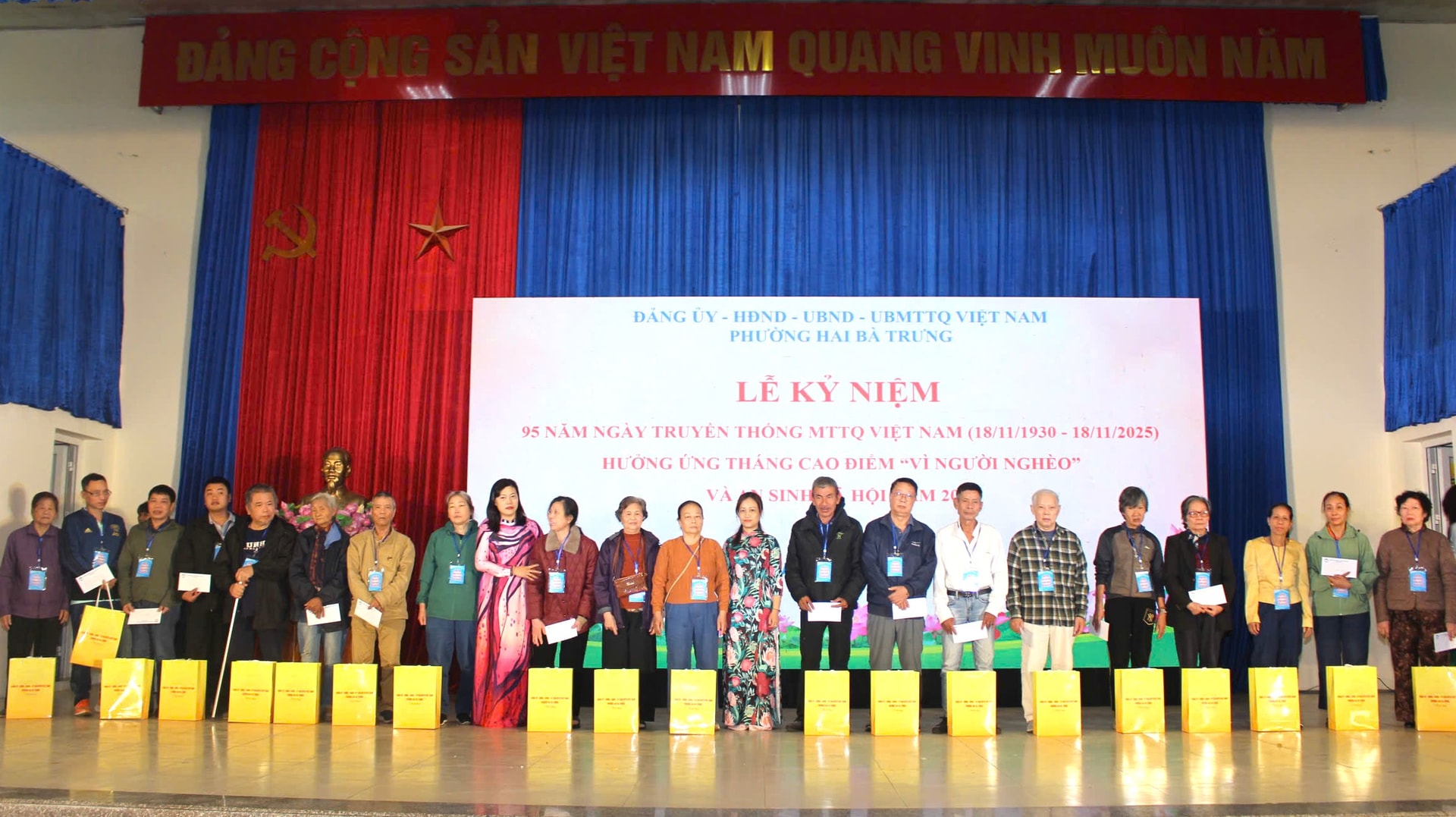 Район Хайбачынг: поддержка мероприятий социального обеспечения и фонда «Для бедных» на сумму более 1,42 млрд донгов. Утром 6 ноября Комитет Отечественного фронта Вьетнама района Хайбачынг провел церемонию, посвященную 95-й годовщине традиционного Дня Отечественного фронта Вьетнама, в рамках пикового месяца «Для бедных» и социального обеспечения в 2025 году. На церемонии присутствовали секретарь партийного комитета, председатель Народного совета района Хайбачынг Чу Хонг Минь, заместитель секретаря партийного комитета района Нгуен Суан Дьеп и представители руководства соответствующих подразделений. В памятной речи председатель