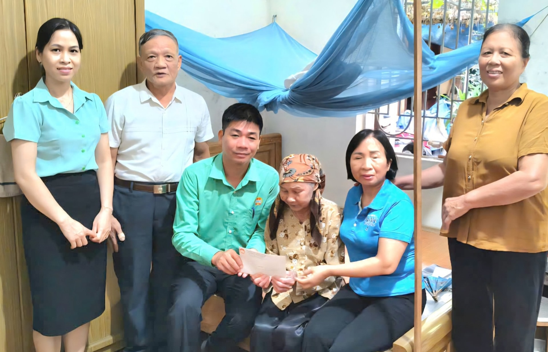Asociația Fermierilor din Comuna Son Dong oferă donații pentru a sprijini familiile membrilor aflați în circumstanțe dificile. Foto: Do ​​Van