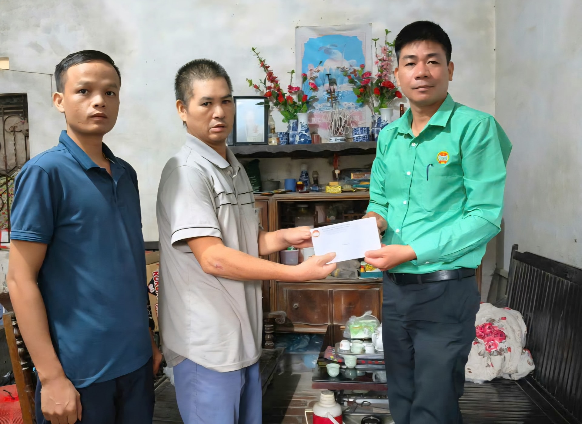 Liderii Asociației Fermierilor din comuna Son Dong au oferit cadouri pentru a sprijini familiile membrilor aflați în circumstanțe dificile. Foto: Do ​​Van