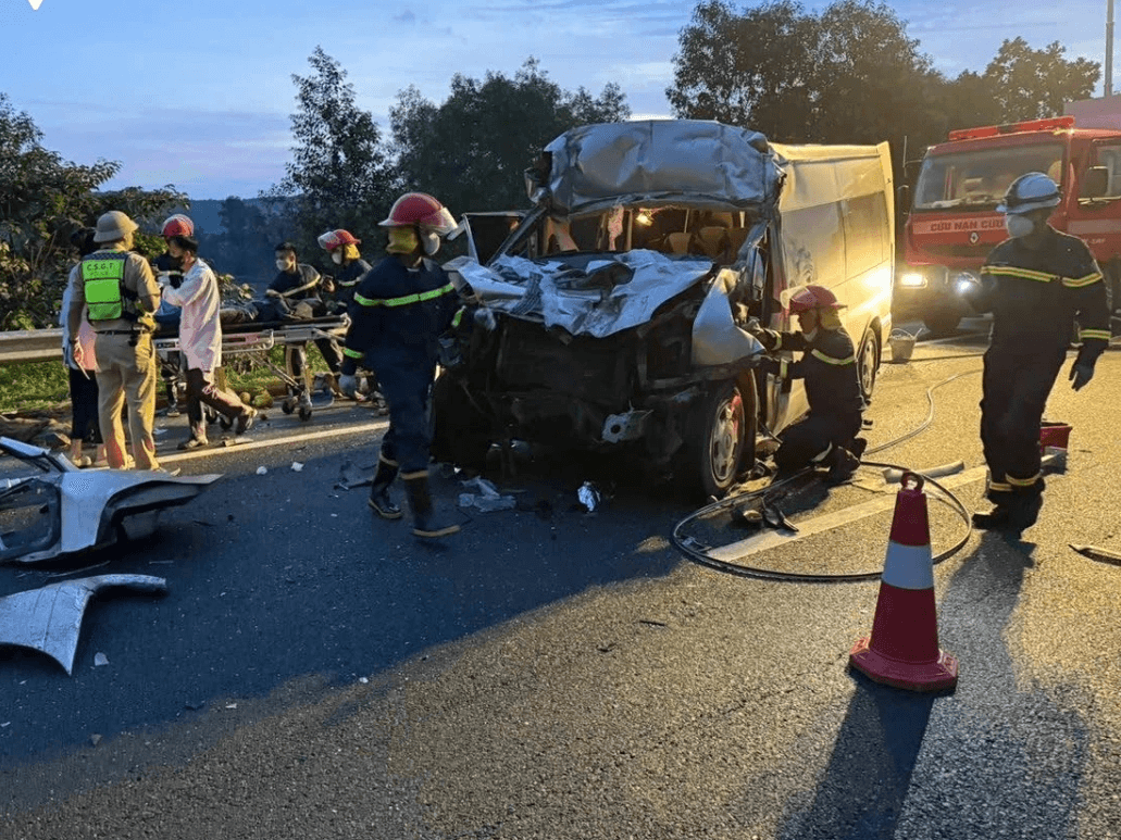 Khẩn trương điều tra, làm rõ nguyên nhân vụ tai nạn giao thông nghiêm trọng trên cao tốc Đà Nẵng - Quảng Ngãi- Ảnh 1. Khẩn trương điều tra, làm rõ nguyên nhân vụ tai nạn giao thông nghiêm trọng trên cao tốc Đà Nẵng - Quảng Ngãi- Ảnh 1.