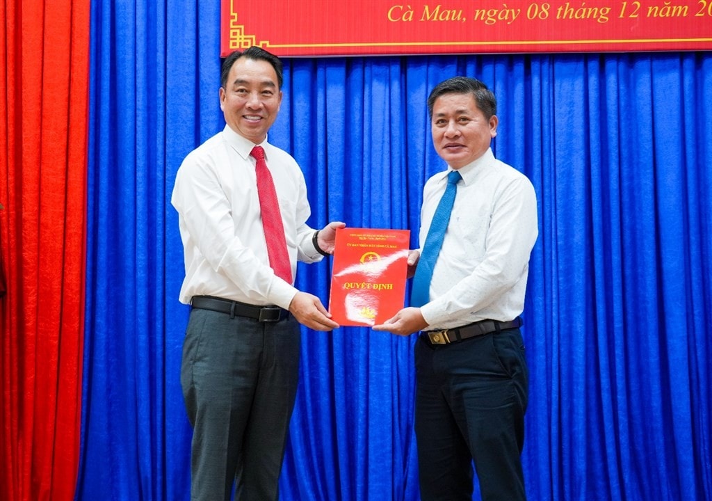 Chủ tịch UBND tỉnh Lữ Quang Ngời (bên trái) trao quyết định bổ nhiệm chức vụ Chánh Thanh tra tỉnh cho ông Hoàng Phương Thảo.